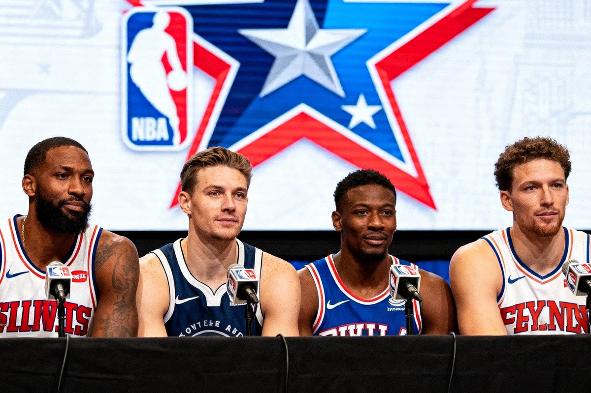 NBA全明星赛新赛制新闻配图，四支球队的队长在新闻发布会上并肩而立，背景是巨大的全明星赛标志